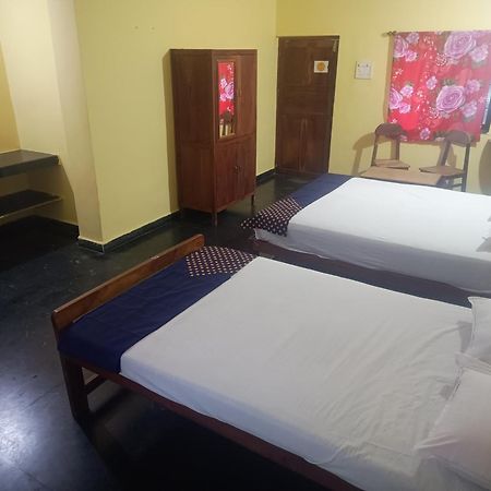 Radhabai Hotel Arambol Room photo