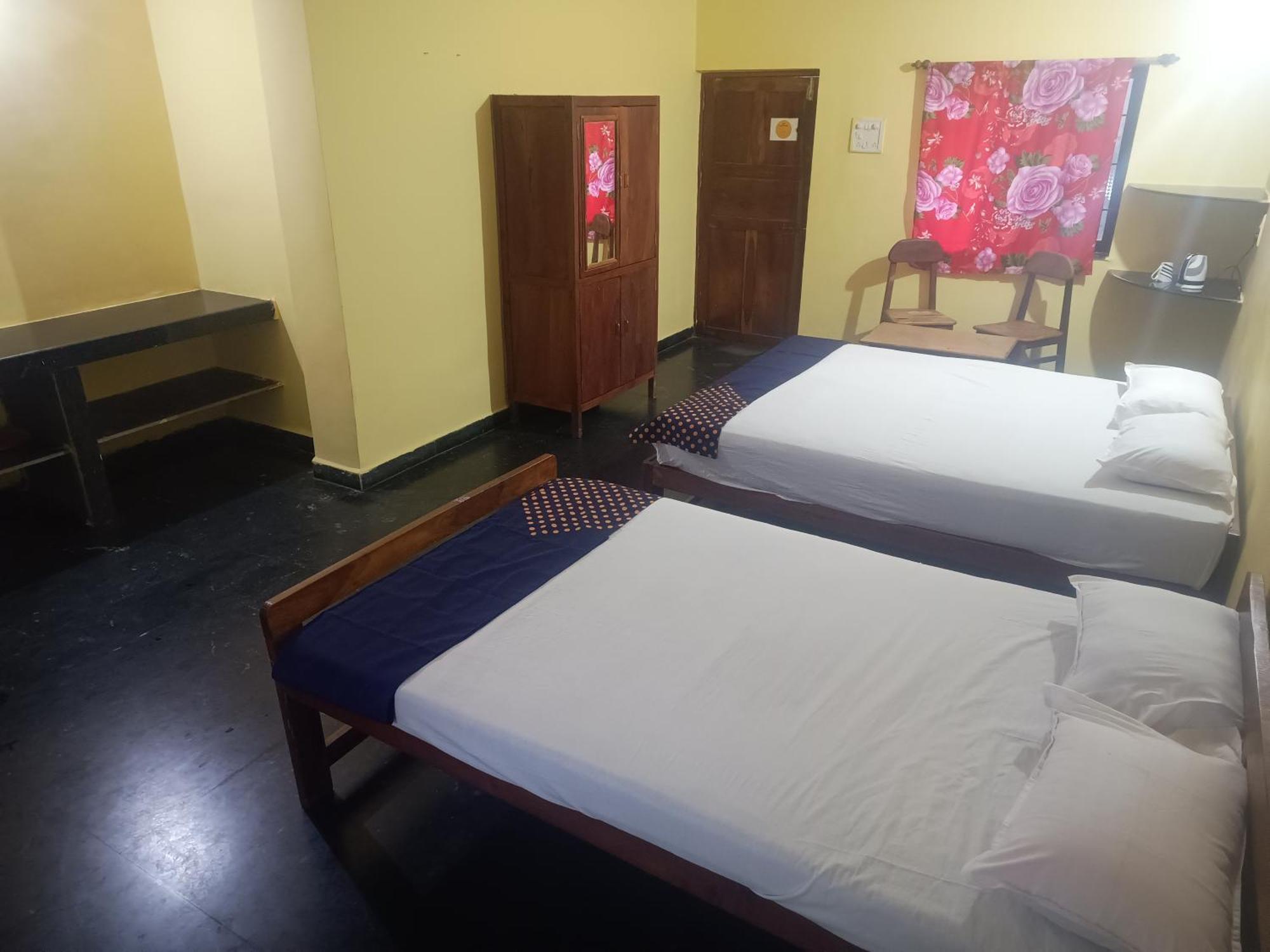 Radhabai Hotel Arambol Room photo