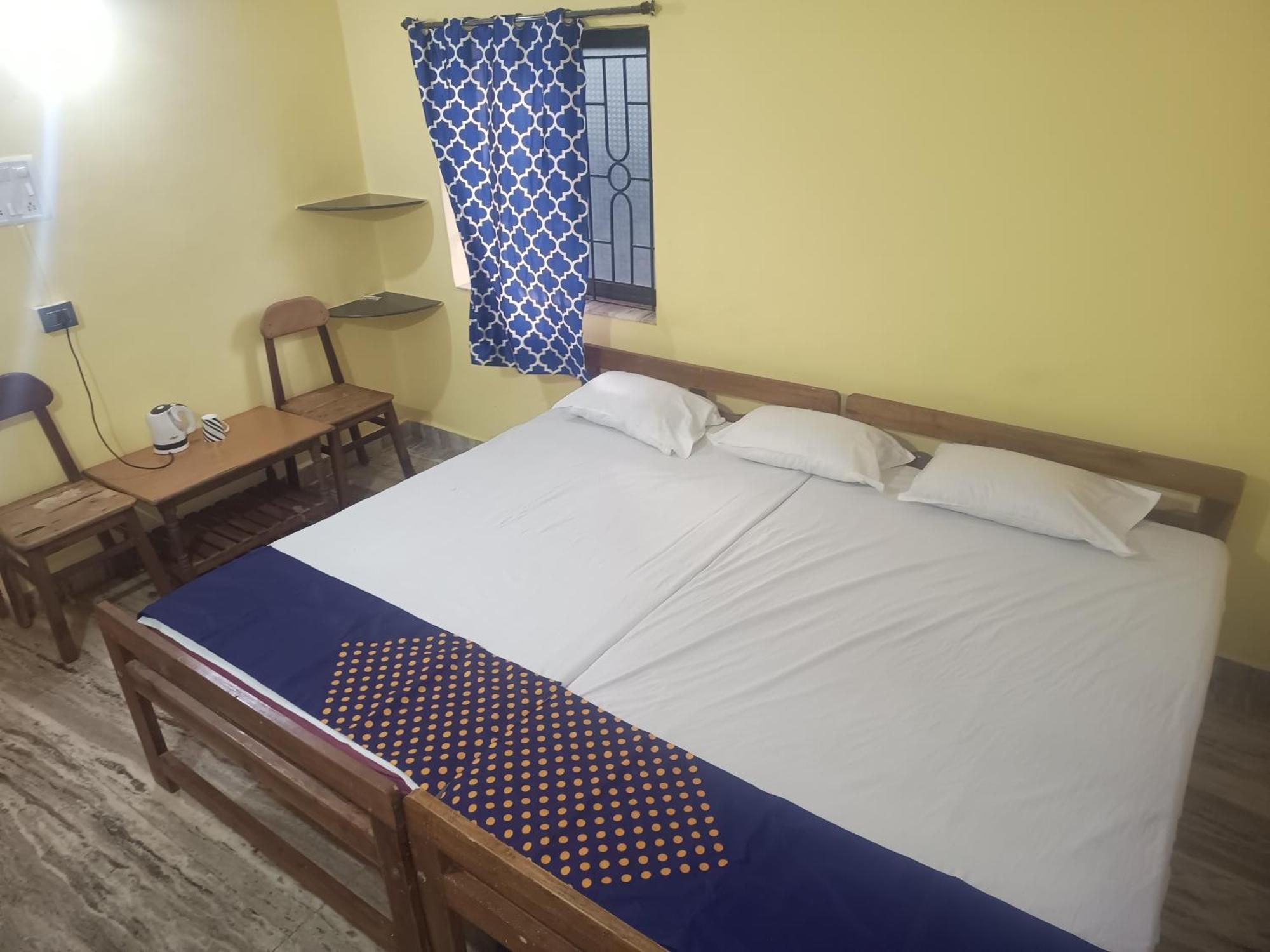 Radhabai Hotel Arambol Room photo